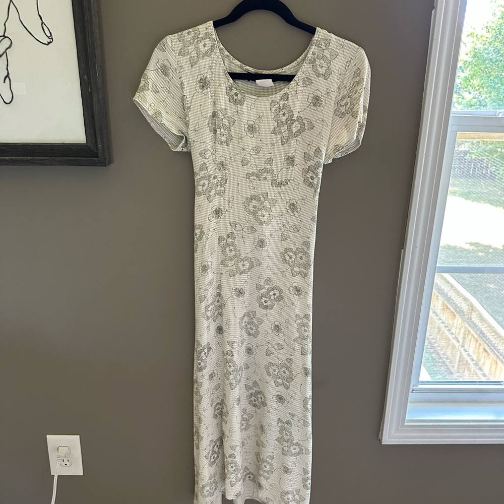 Chic Floral Maxi Dress in Cream and Gray